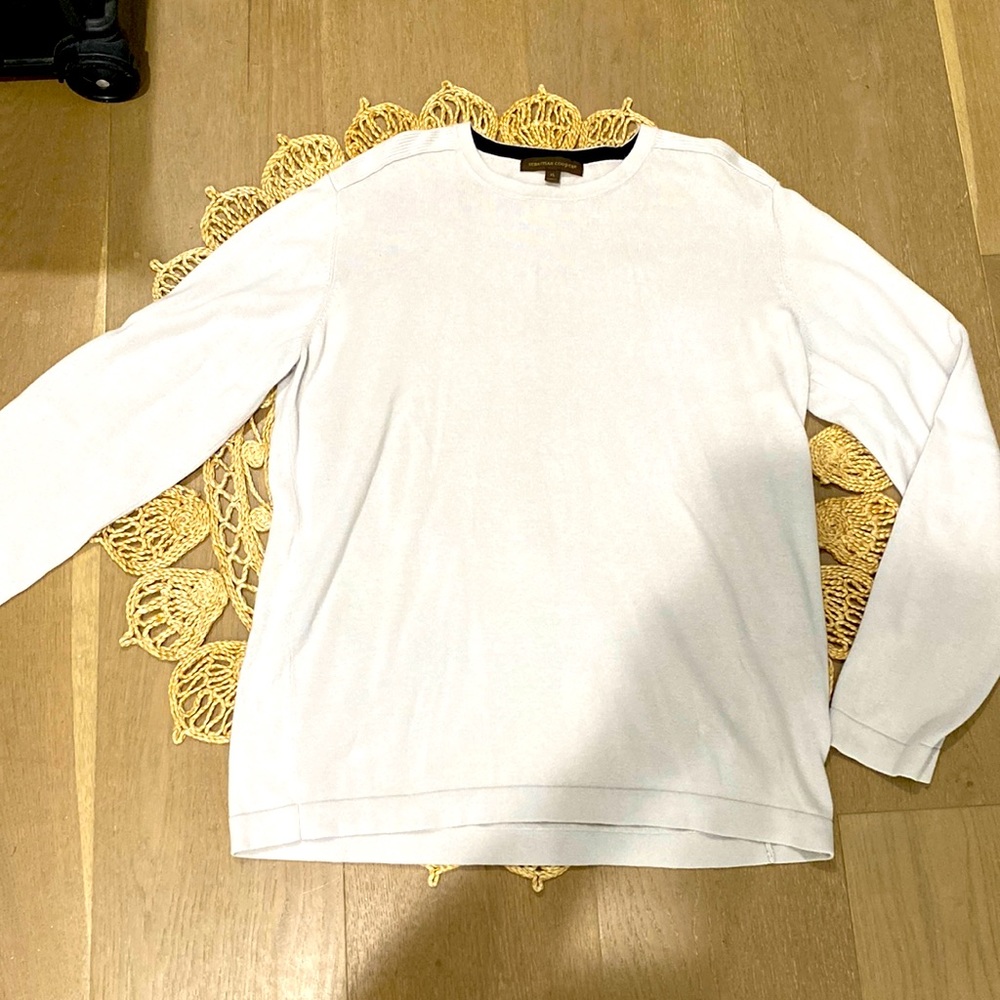 Mens light and soft material sweater. Long sleeve very comfortable